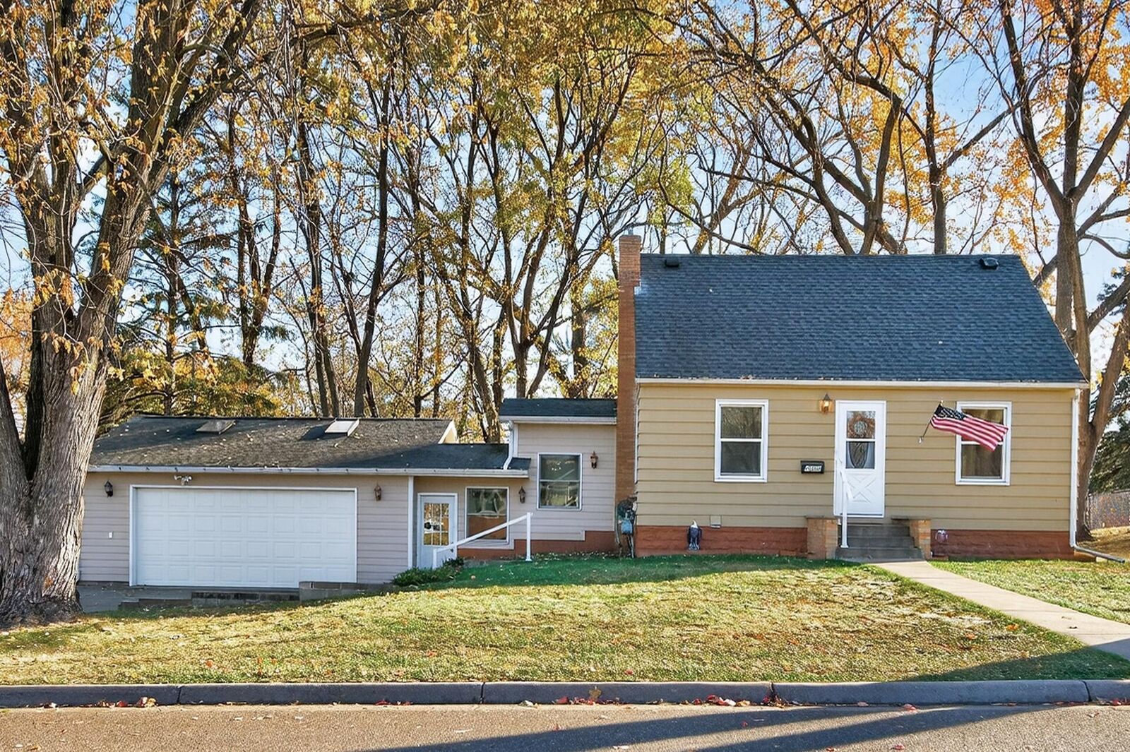 Property Photo:  4552 Brunswick Avenue N  MN 55422 