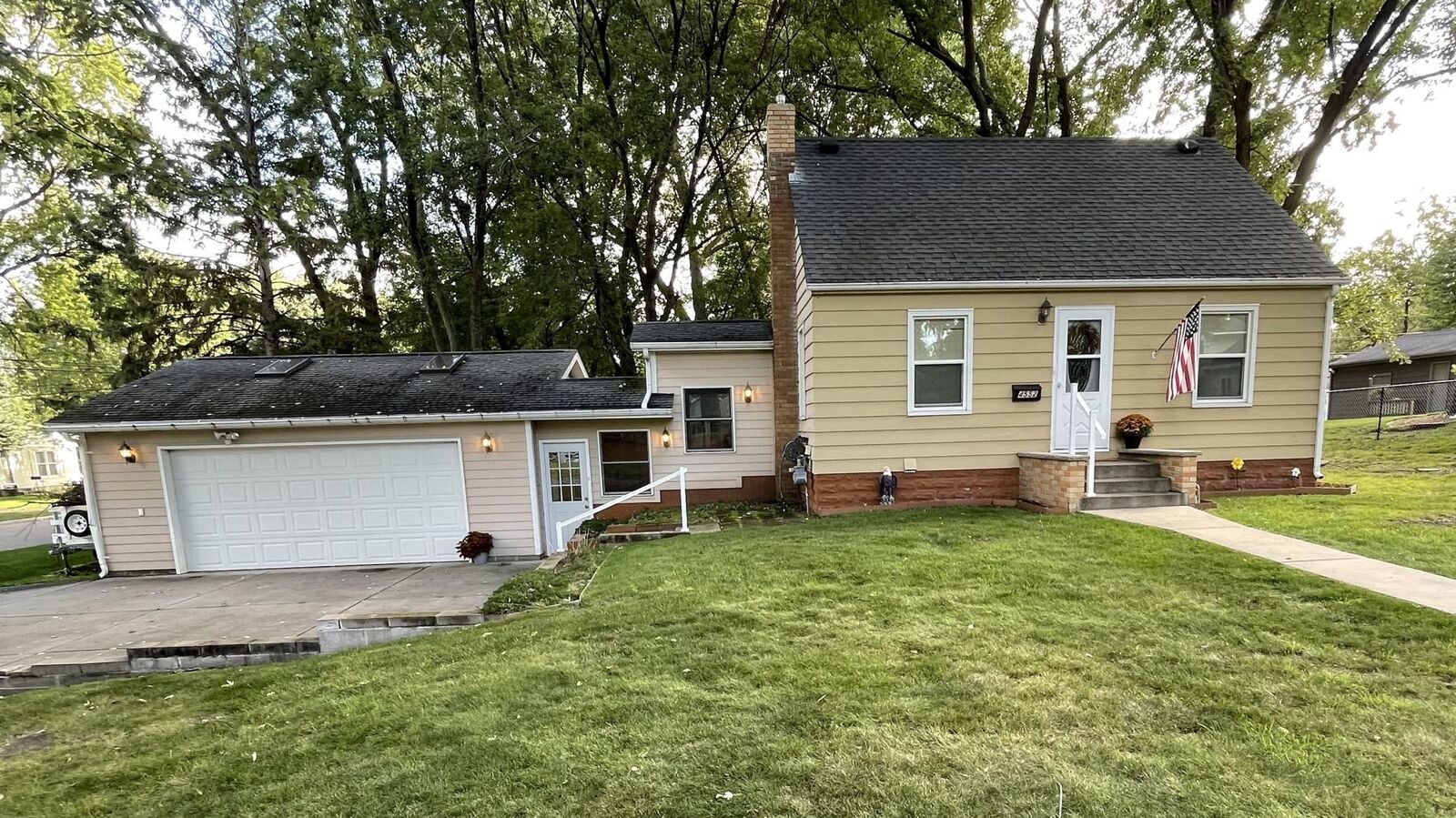 Property Photo:  4552 Brunswick Avenue N  MN 55422 