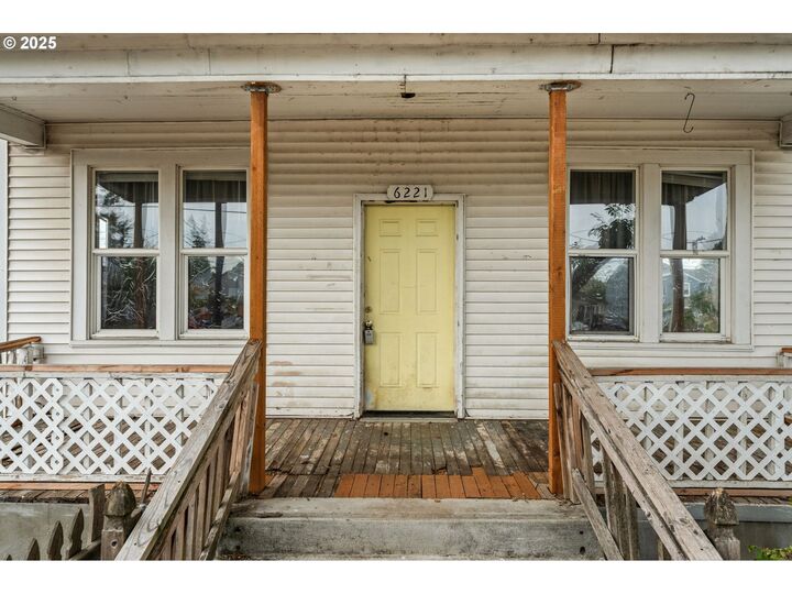 Property Photo:  6221 SE 83rd Ave  OR 97266