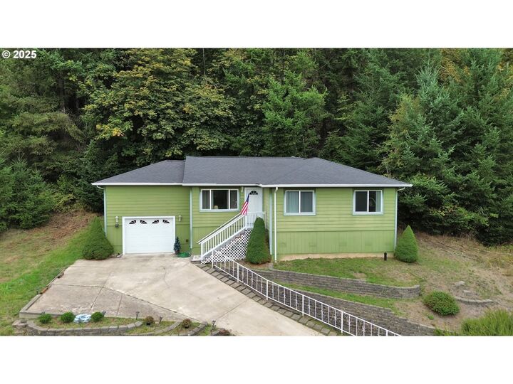 Property Photo:  445 Kalapuya Way  OR 97424 