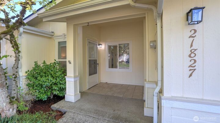 Property Photo: 21827 SE 275th Street 18 WA 98038