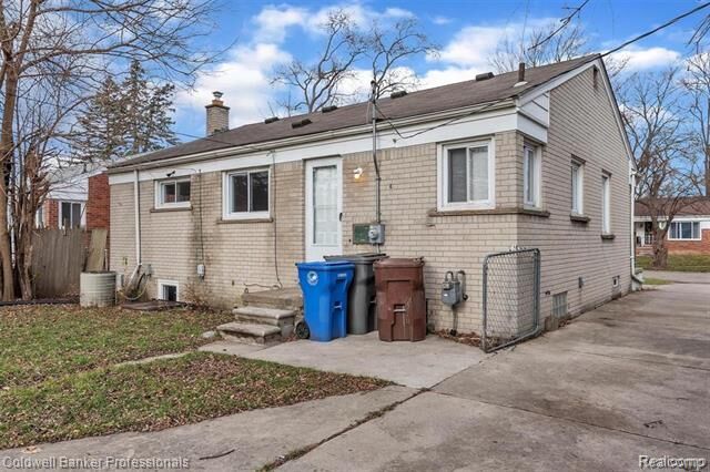 Property Photo: 1960 Lexington Parkway MI 48141