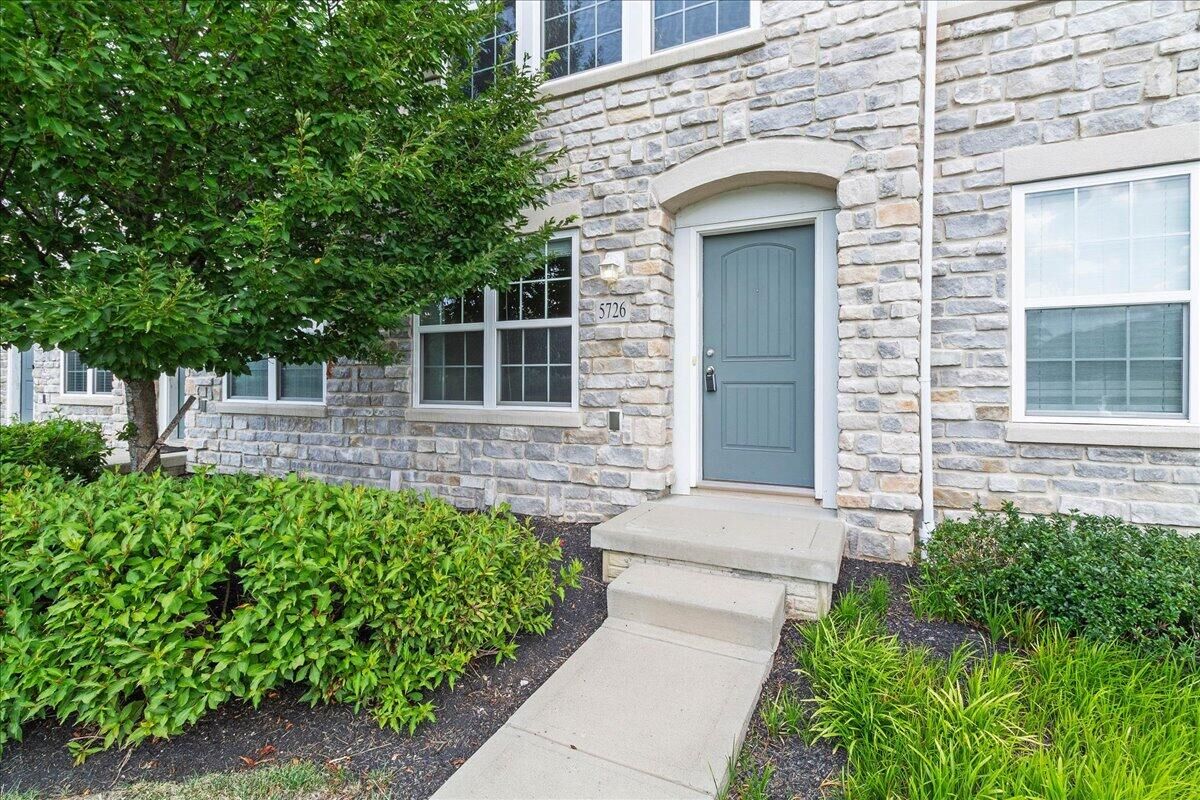 Property Photo: 5726 Hayden Run Boulevard OH 43016