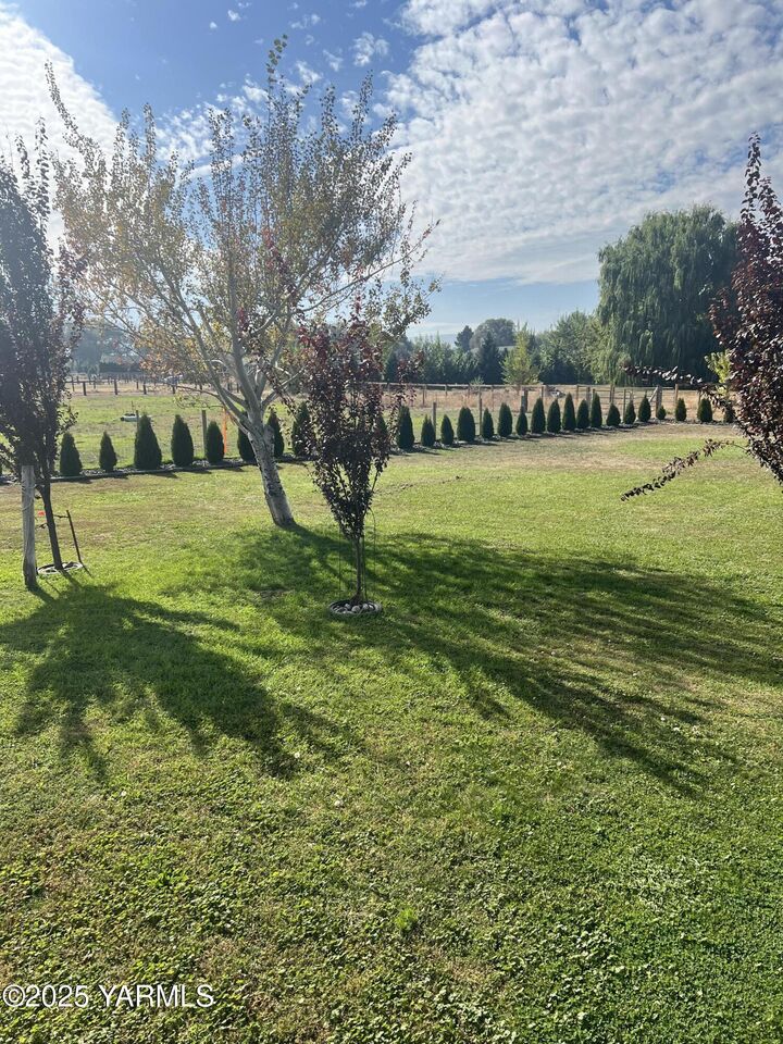 Property Photo: 2805 S 90 Ave WA 98903
