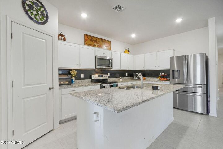 Property Photo:  5613 E Hera Road  AZ 85132 