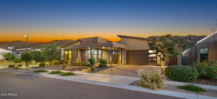 Property Photo: 1353 E Paseo Way AZ 85042