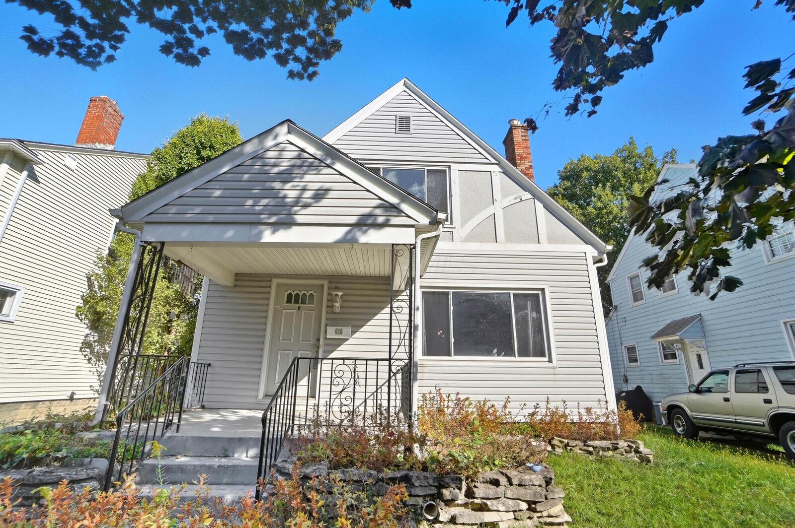 Property Photo: 610 Salisbury Road OH 43204