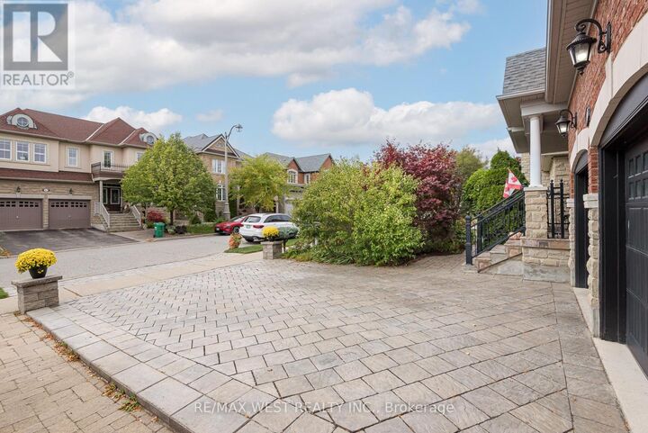 Property Photo:  17 Hawkridge Trail  ON L6P 2T5 