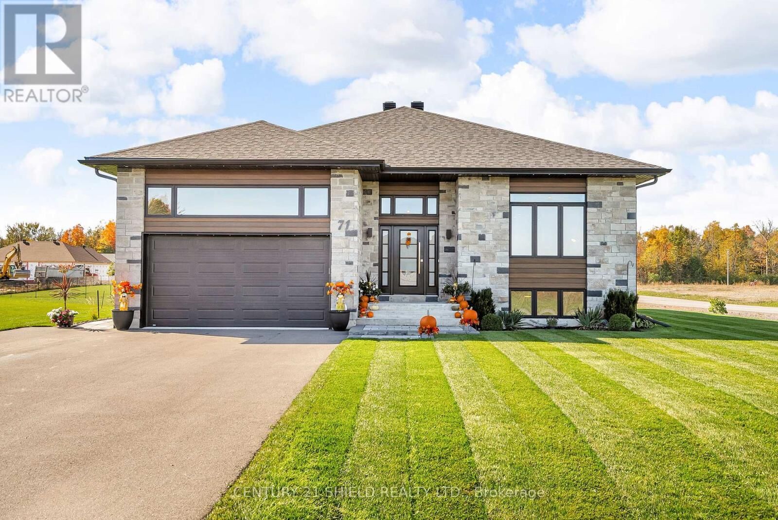Property Photo: 71 Dale Street ON K0C 1M0