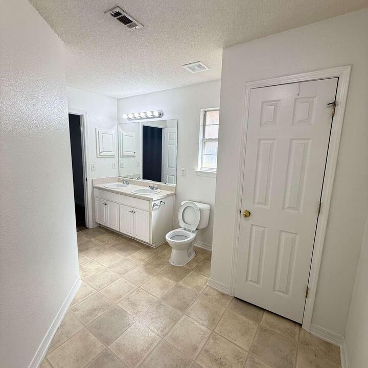 Property Photo: 1022 Freeport Court FL 32569
