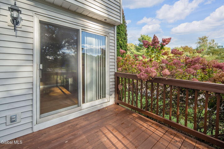 Property Photo:  2 Stonegate Court  NY 12205 