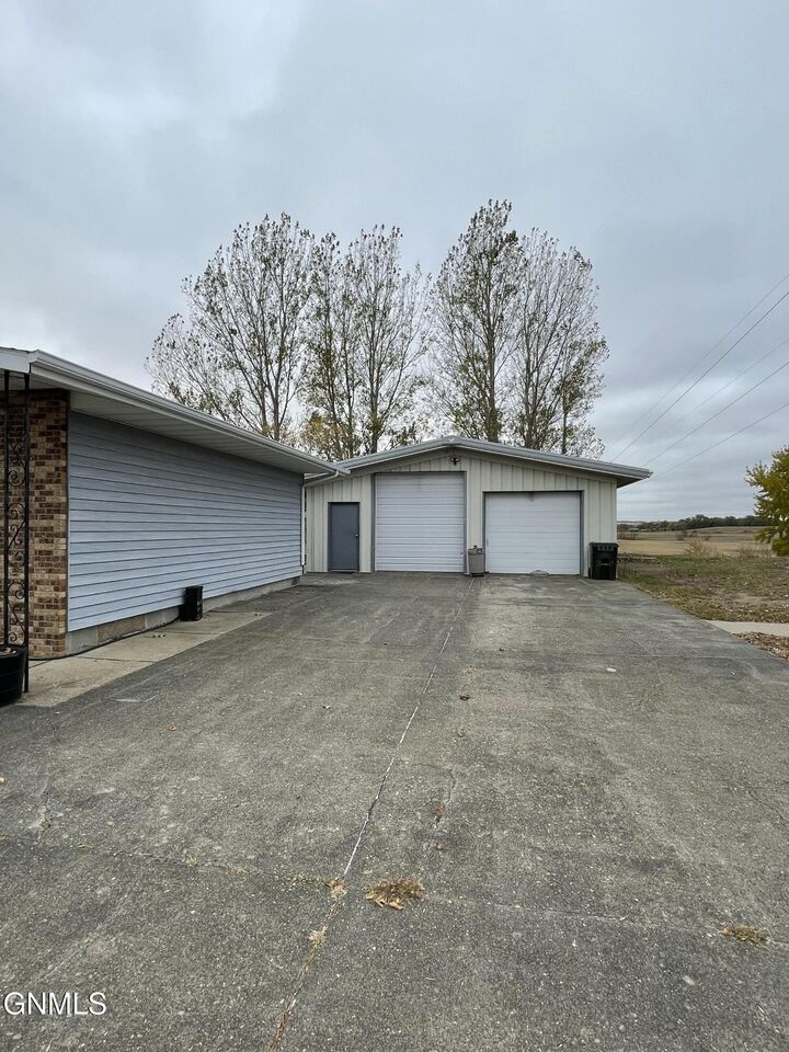 Property Photo: 905 Antelope Drive ND 58545