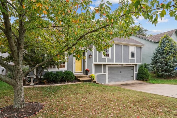 Property Photo:  571 W Northview Street  KS 66061