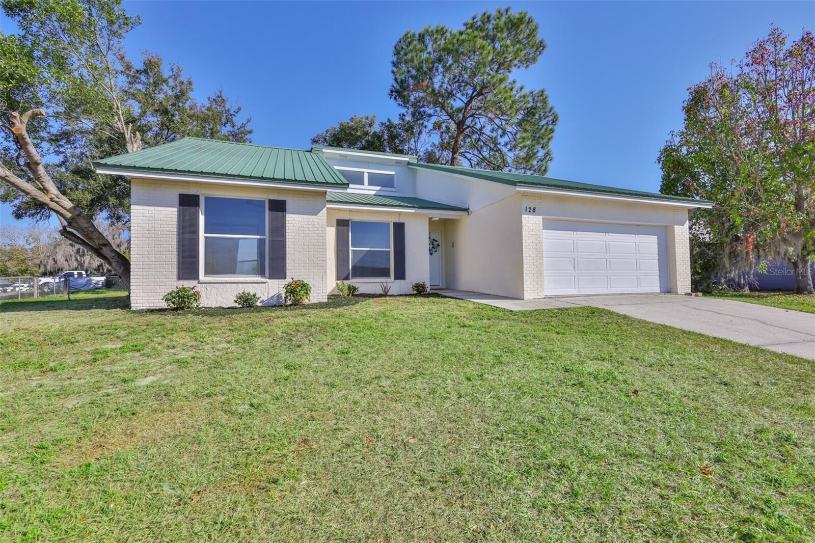 Property Photo: 128 Lake Thomas Drive FL 33880