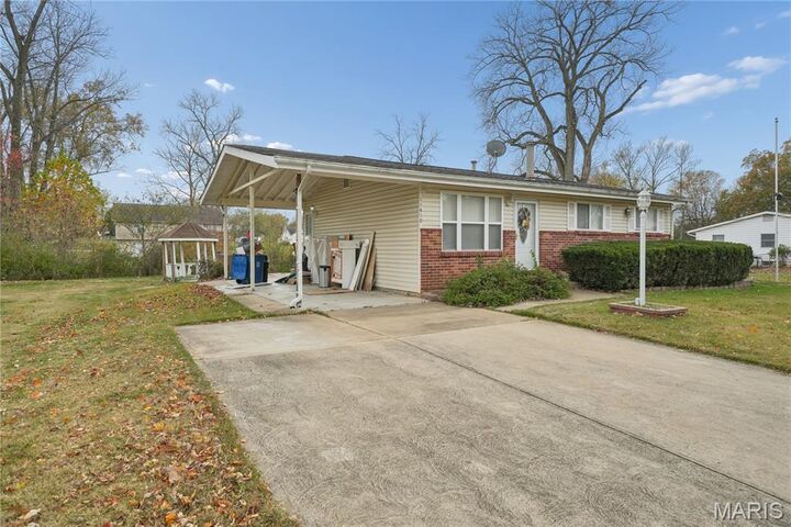 Property Photo: 11410 Essex Avenue MO 63043