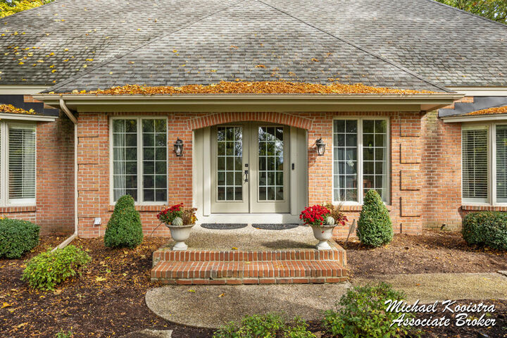Property Photo: 2520 Shadowbrook Drive SE MI 49546