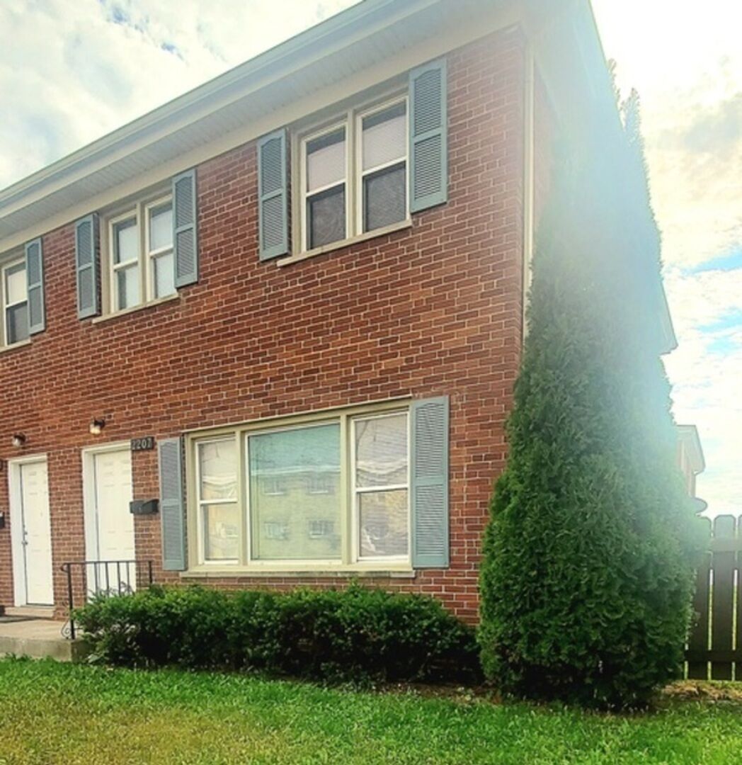 Property Photo: 2207 Williamsburg Drive IL 60085