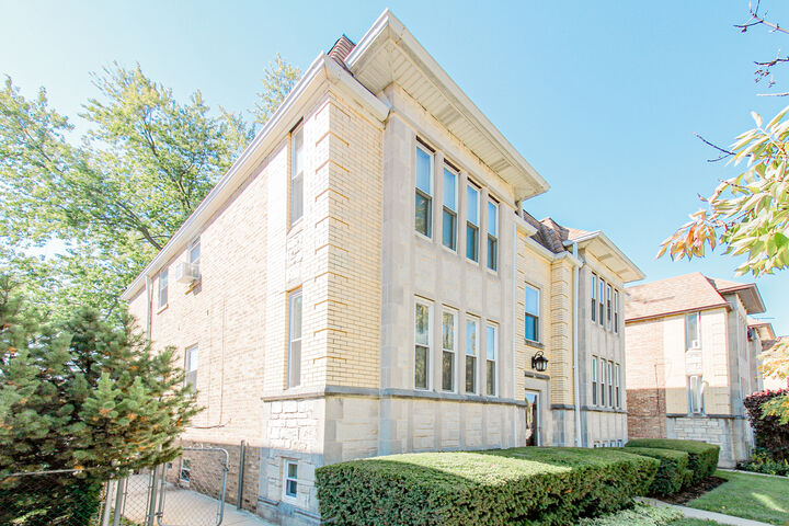 Property Photo: 6669 W Devon Avenue 1E IL 60631