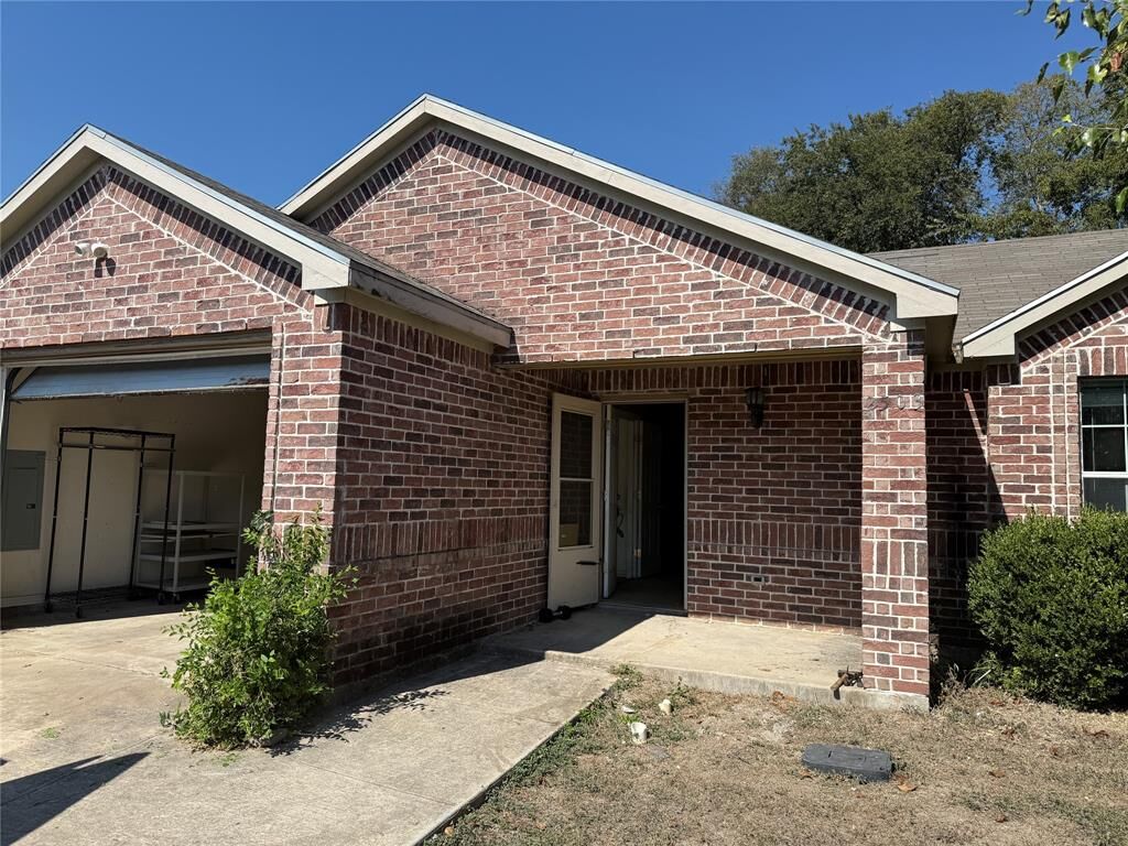 Property Photo: 2503 Lyola Street TX 75241