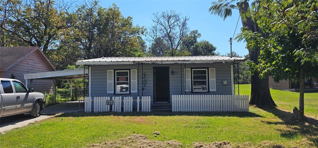 Property Photo:  1713 W Frank Street  TX 75140 