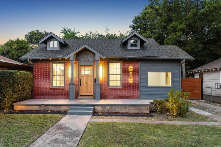 Property Photo: 810 S Montclair Avenue TX 75208