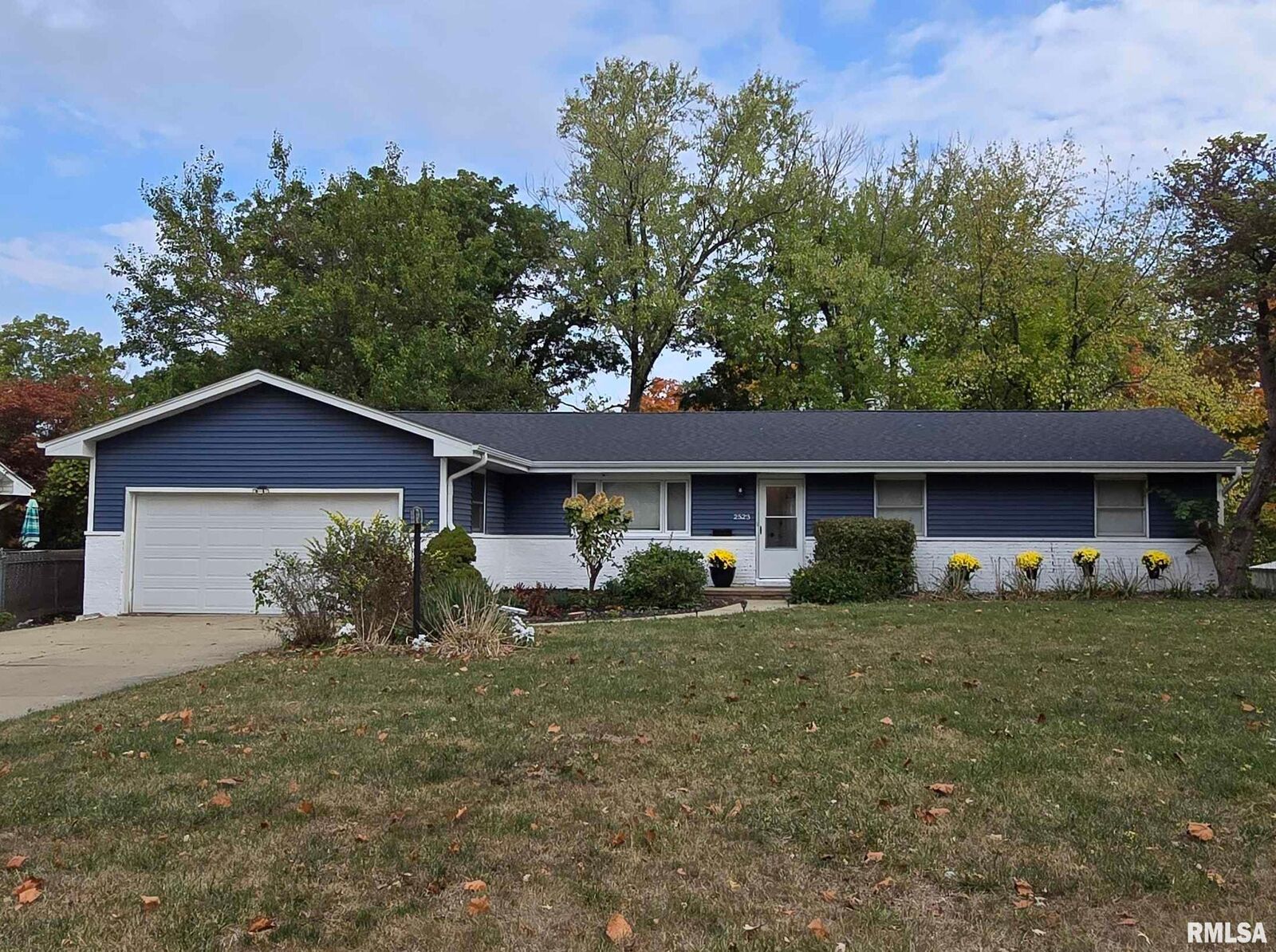 Property Photo: 2523 W Huntington Drive IL 61614