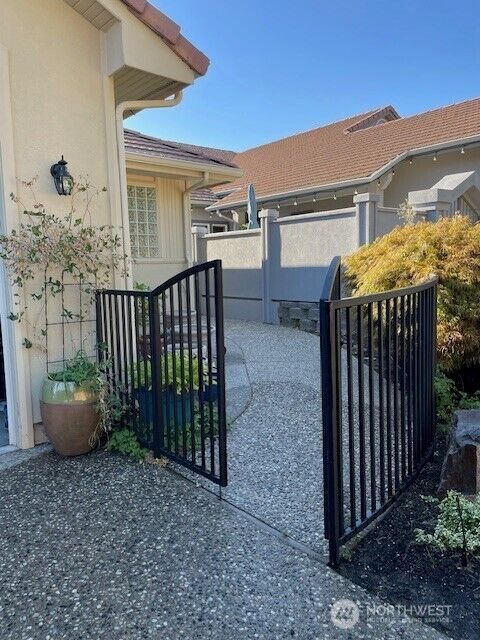 Property Photo:  401  19th Street NE 4  WA 98802 