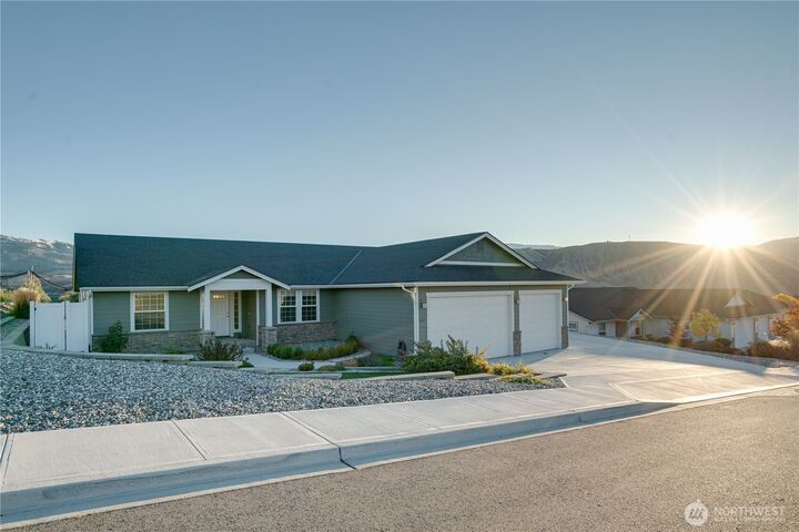 Property Photo: 647 S Newton Avenue WA 98802