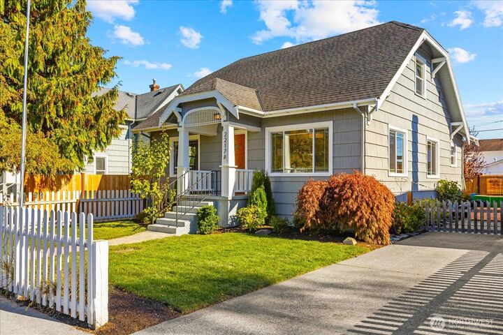 Property Photo: 2217 Hoyt Avenue A WA 98201