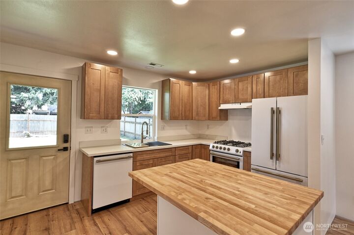 Property Photo:  307  Portage Ave  WA 98252