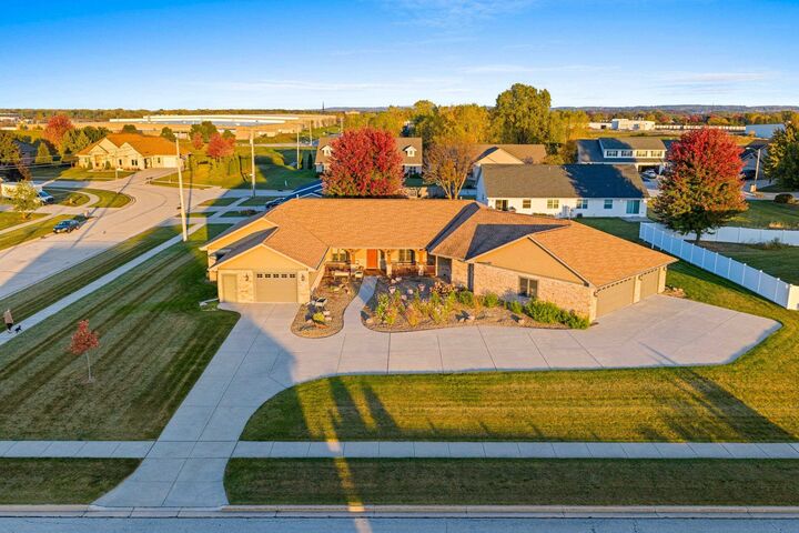 Property Photo: 2121 Fox Point Circle WI 54115