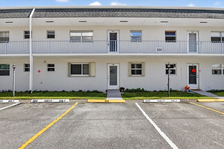 Property Photo: 204 Oxford 300 FL 33417