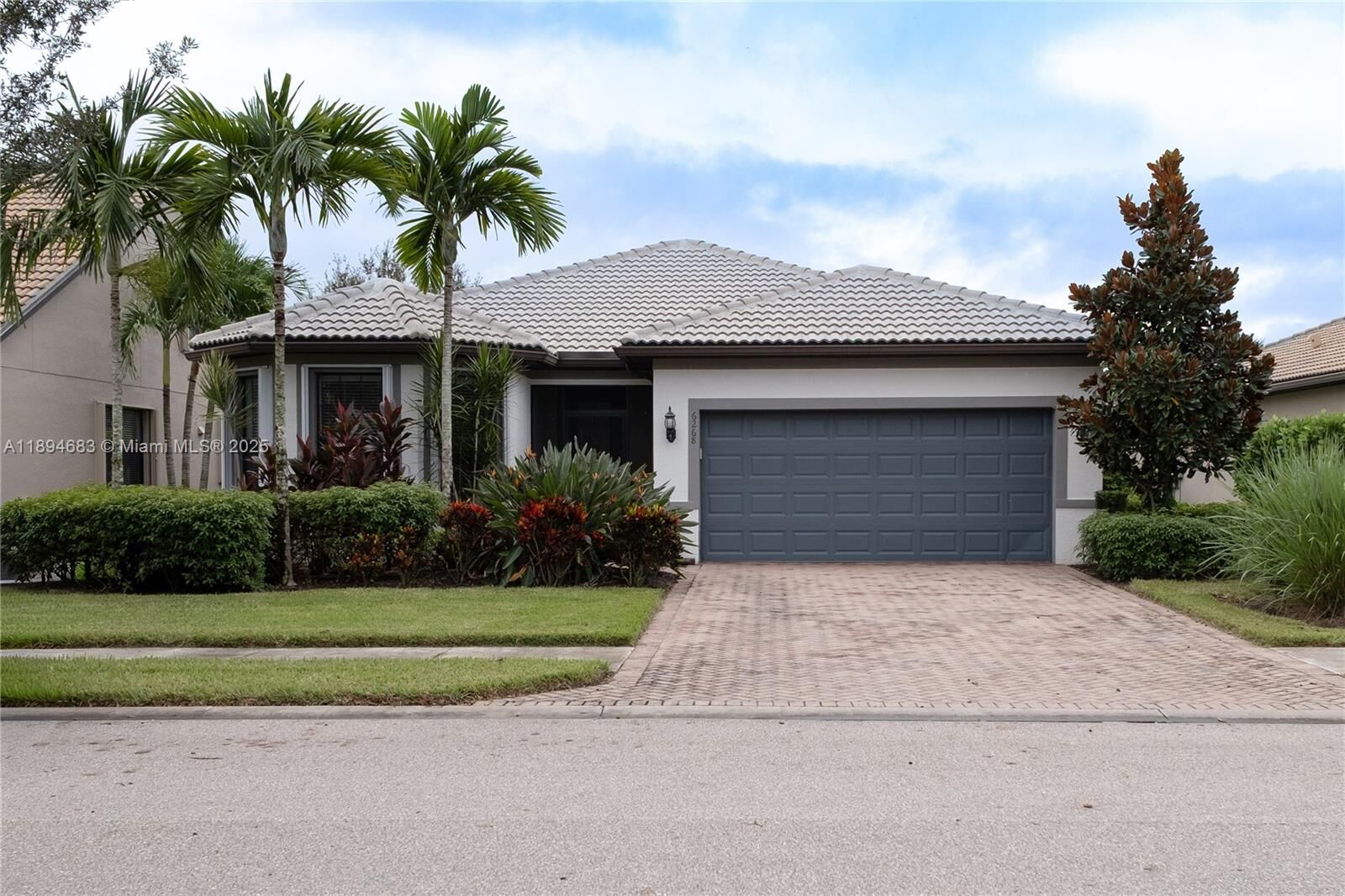 Property Photo: 6268 Victory Dr FL 34142