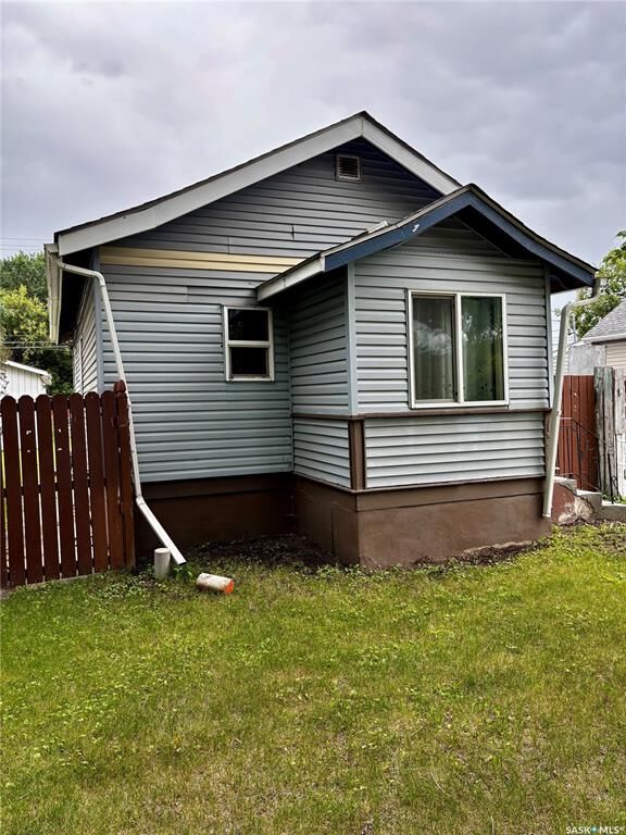 Property Photo: 1306 B Avenue N SK S7L 1G5