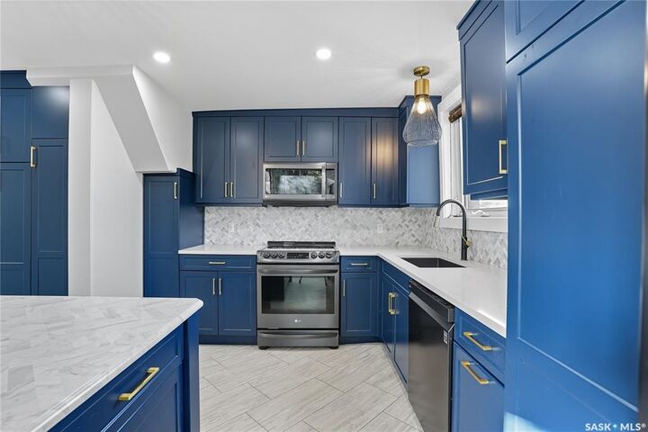 Property Photo:  1041 L Avenue N  SK S7L 2R7 