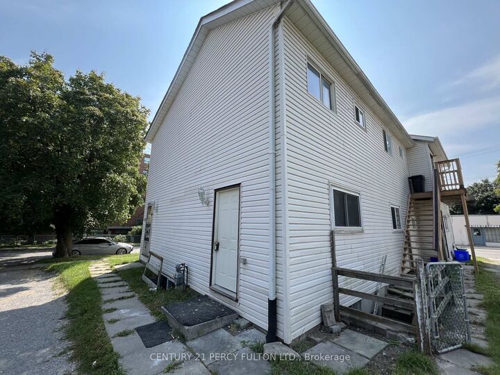 Property Photo:  86 Brock Street E 3  ON L1G 1S1 