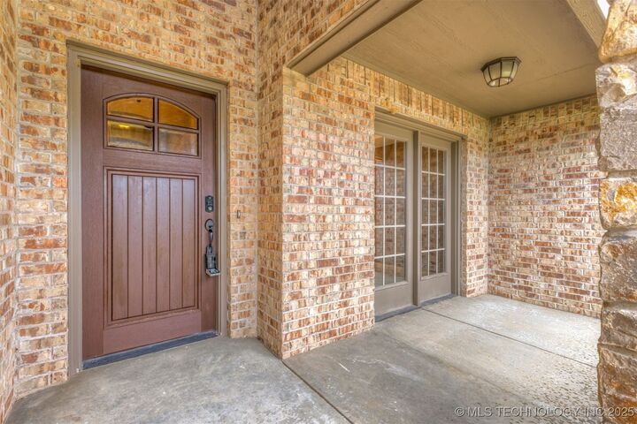 Property Photo:  1612 W Vail Street  OK 74012
