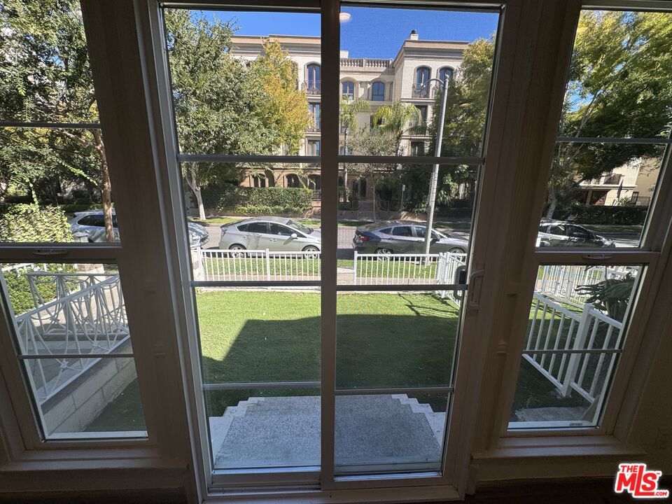 Property Photo:  133 S Crescent Dr  CA 90212