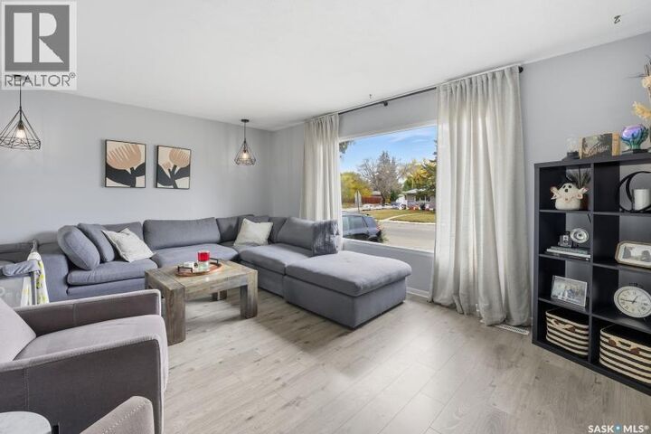 Property Photo:  2104 Clarence Avenue S  SK S7J 1L5 