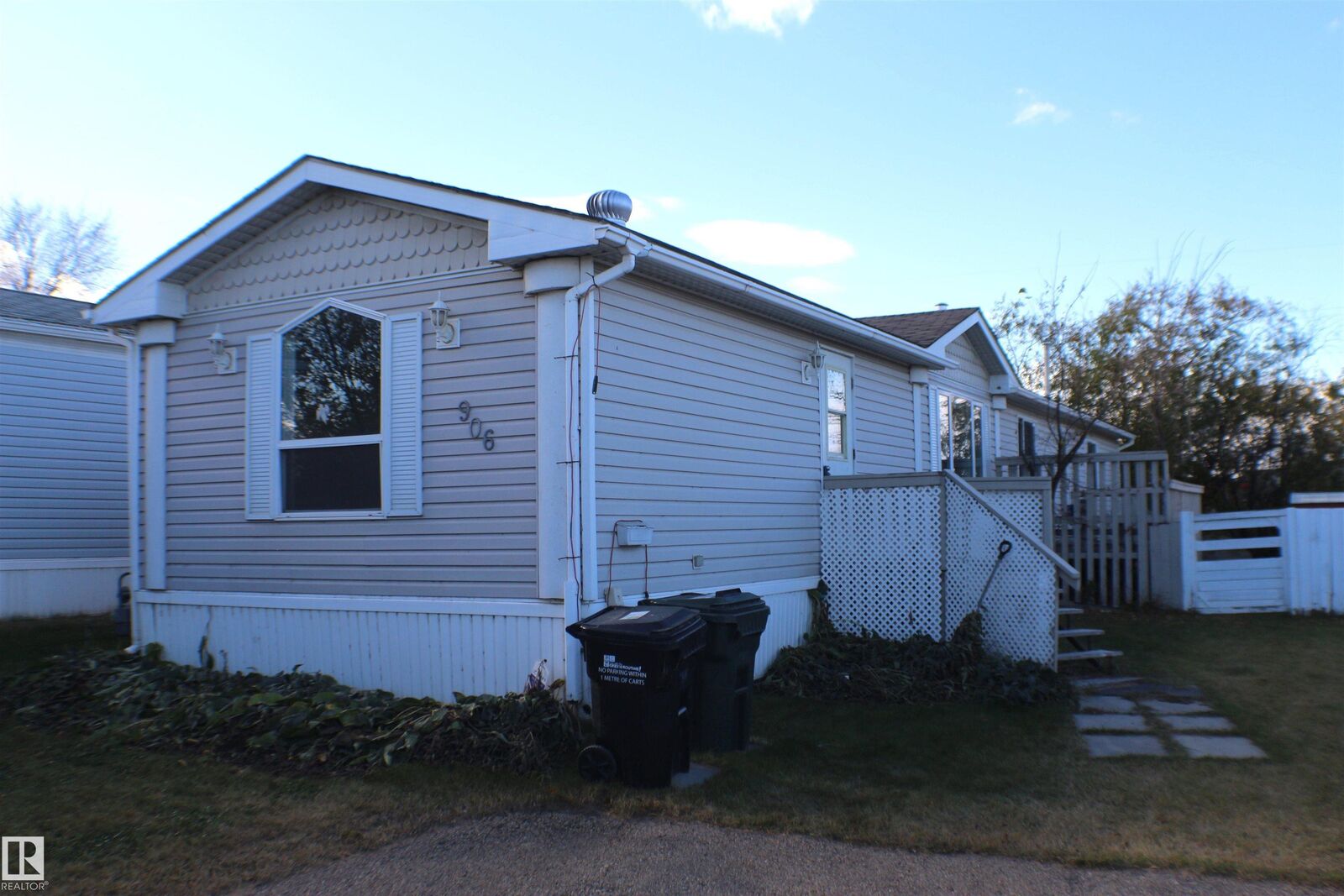Property Photo: 906 Jubilee Close AB T8H 2G3