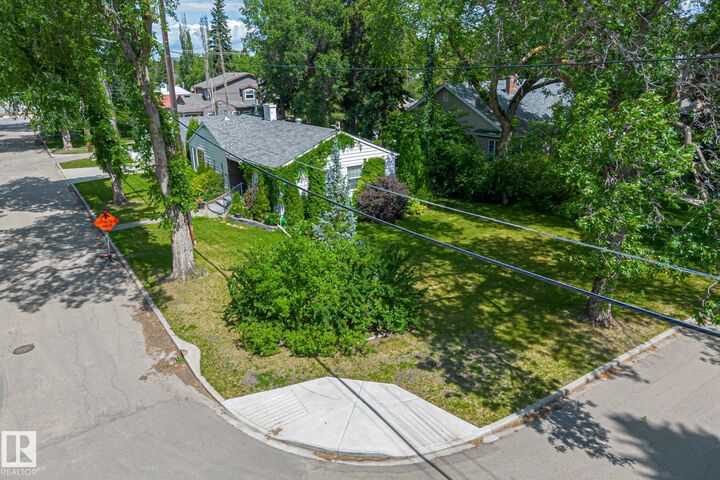 Property Photo:  10405 Glenora Crescent NW  AB T5N 3J6 