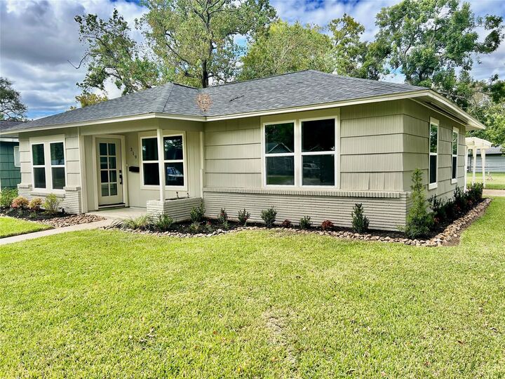 Property Photo: 319 Wisteria Street TX 77566