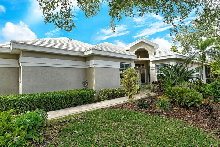 Property Photo: 560 Fallbrook Drive FL 34292
