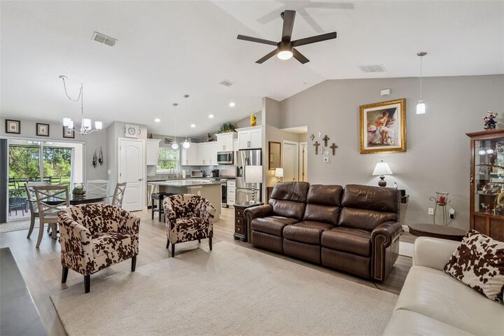 Property Photo: 1017 East Parkway FL 32724