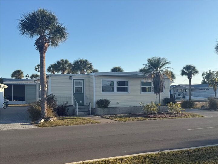Property Photo: 104 Via Veneto FL 34285