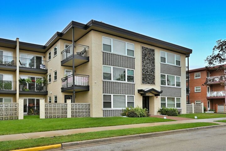 Property Photo:  3035 Paris Avenue 305  IL 60171