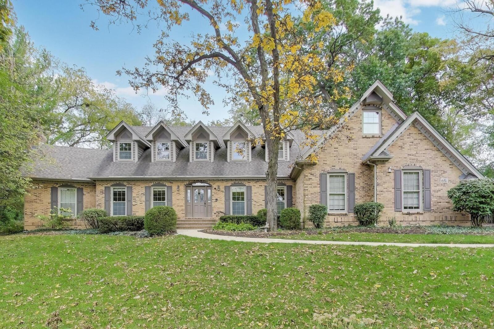 Property Photo:  651 Nor Oaks Court  IL 60185