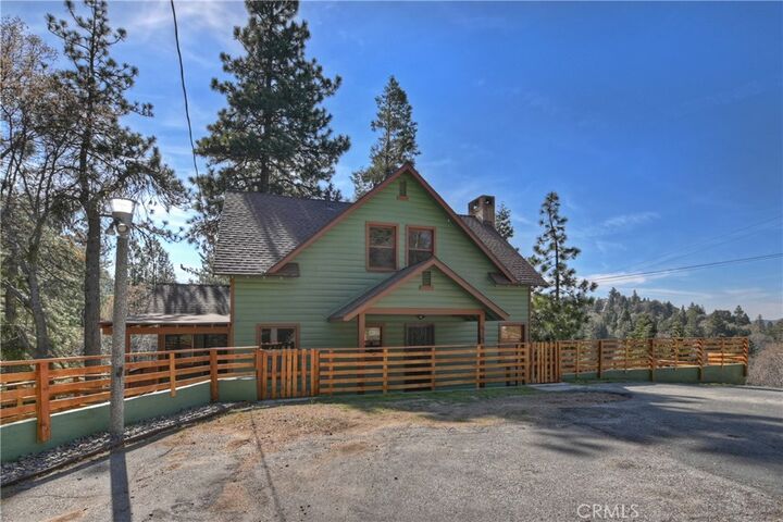 Property Photo: 617 Acacia CA 92325