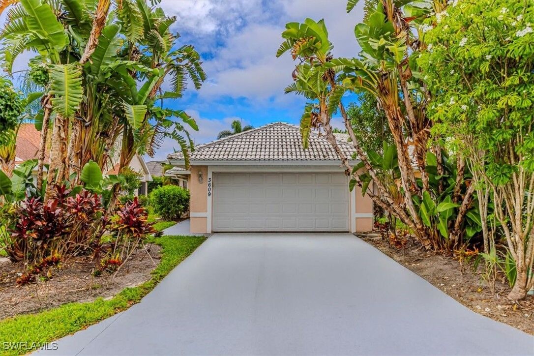 Property Photo: 3609 Corinthian Way FL 34105