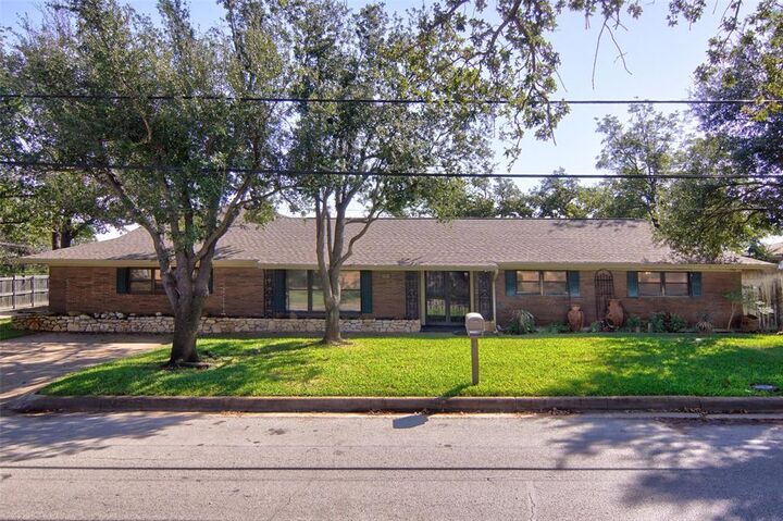 904 7th Avenue  Mineral Wells TX 76067 photo